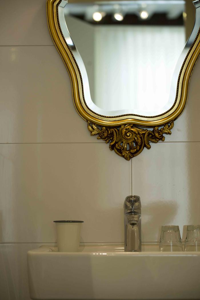 Badkamer met antieke spiegel