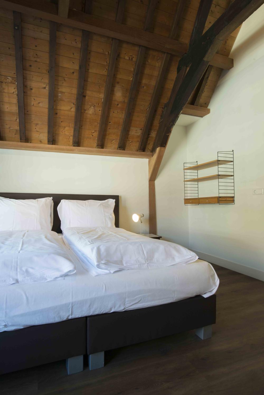 Tweepersoonskamer onder het balkenplafond, Logement ’t Oude Bierhuys