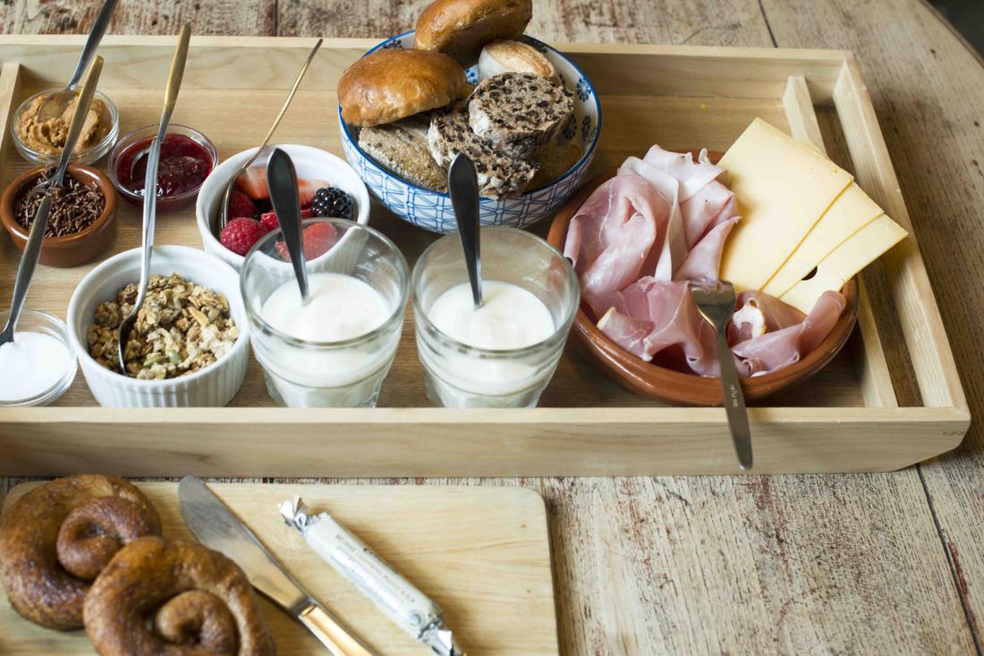 Ontbijtplank bij Sint John: brood, yoghurt, granola, kaas en ham